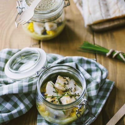 Stoccafisso in vasocottura con vellutata di porri, erbe aromatiche e olio, servito in barattolo di vetro
