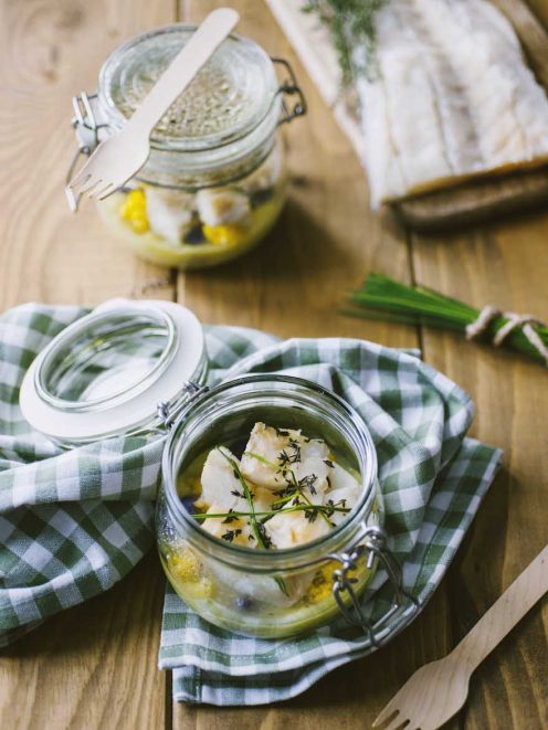 Stoccafisso in vasocottura con vellutata di porri, erbe aromatiche e olio, servito in barattolo di vetro