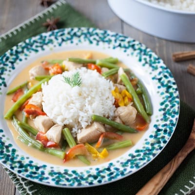 Bocconcini di pollo al latte di cocco con fagiolini e peperoni, servito con riso bianco