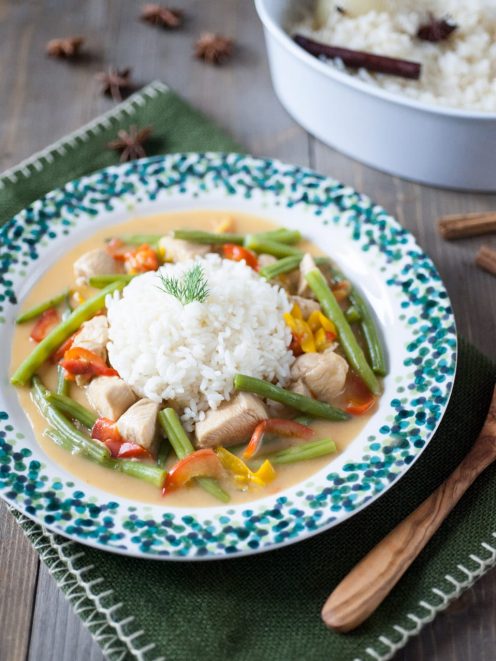 Bocconcini di pollo al latte di cocco con fagiolini e peperoni, servito con riso bianco