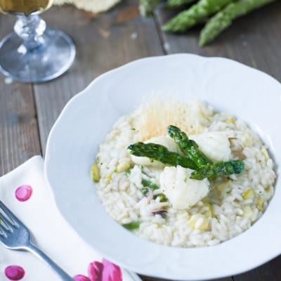 Risotto con asparagi e seppioline guarnito con punte di asparagi e scaglie di parmigiano