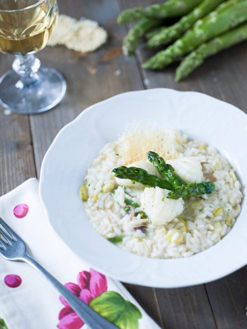 Risotto con asparagi e seppioline guarnito con punte di asparagi e scaglie di parmigiano