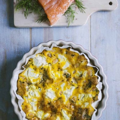 Frittata al forno con salmone e ricotta appena sfornata, con filetto di salmone affumicato e aneto a lato