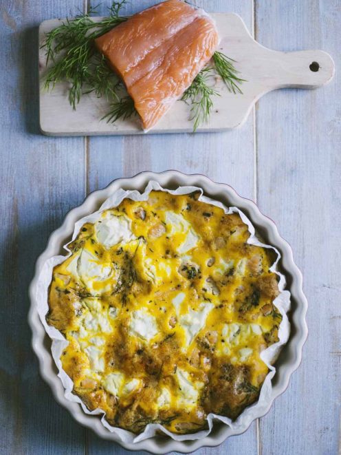 Frittata al forno con salmone e ricotta appena sfornata, con filetto di salmone affumicato e aneto a lato