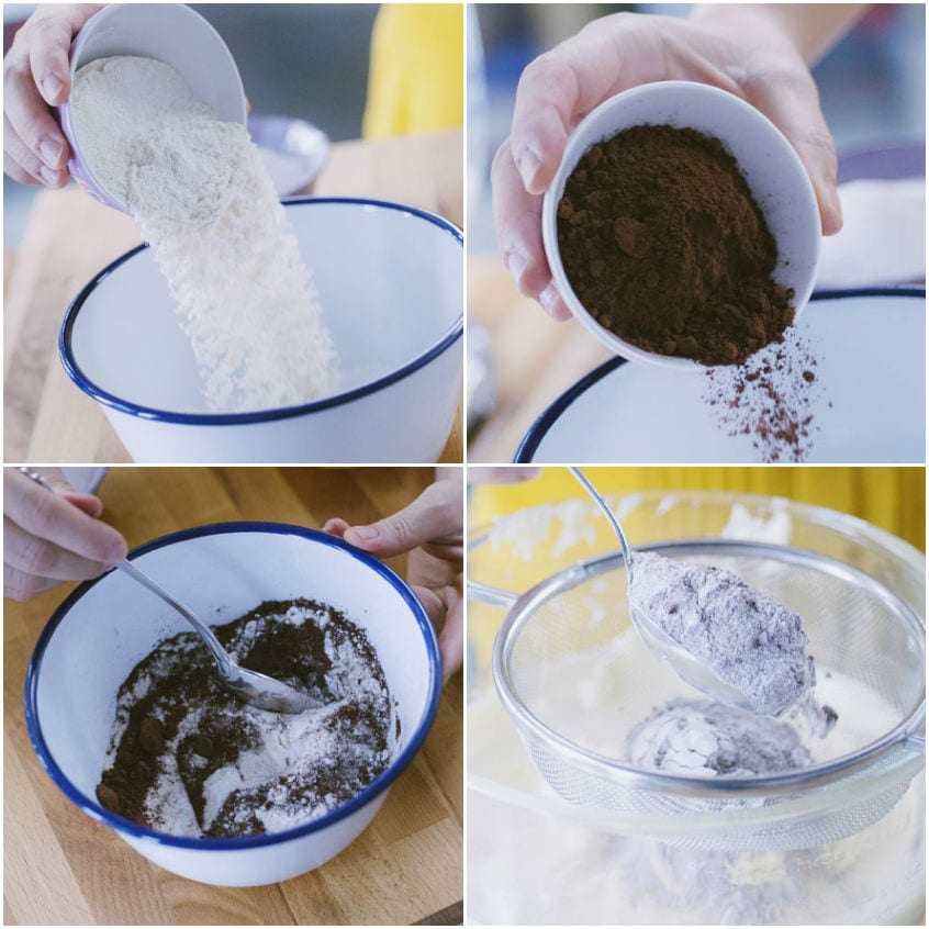 Farina e cacao amaro versati e mescolati in ciotola, poi setacciati per il pan di spagna