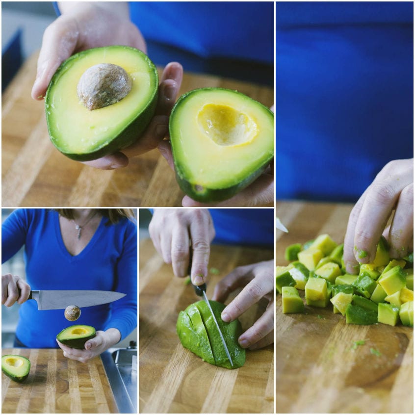 Avocado aperto, nocciolo rimosso, polpa incisa a cubetti sul tagliere
