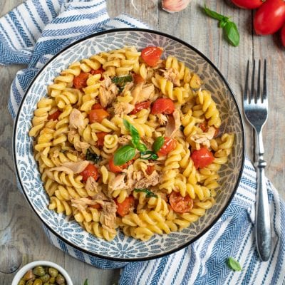 Fusilli al tonno con pomodorini freschi e basilico serviti in una ciotola
