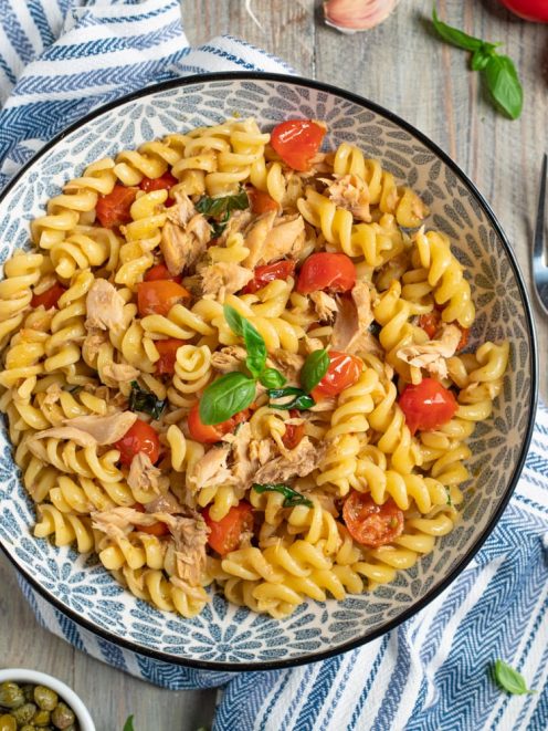 Fusilli al tonno con pomodorini freschi e basilico serviti in una ciotola