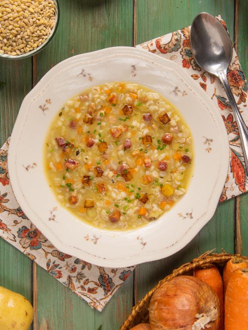 piatto da portata con minestra di orzo, carote e patate