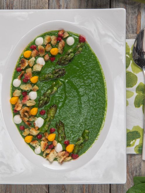 Vellutata di asparagi e spinaci con crostini, mozzarelline, punte di asparago grigliate e bacche rosse