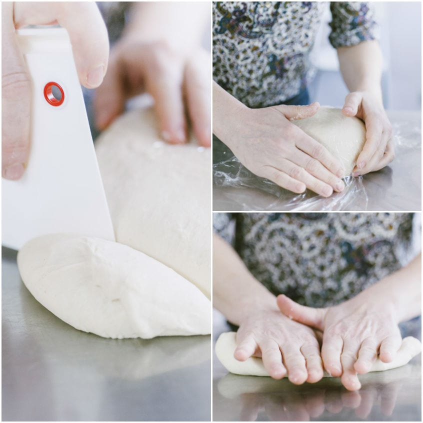 Impasto per bagel diviso con tarocco e lavorato a mano sul piano