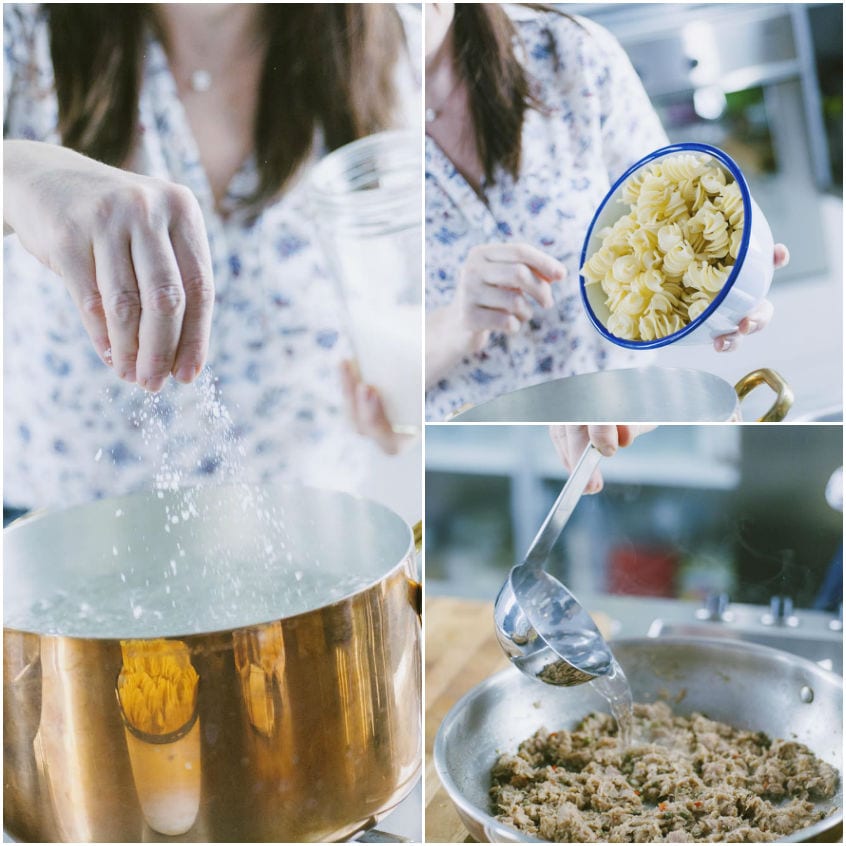 Sale versato nell'acqua bollente, fusilli pronti da cuocere e acqua di cottura aggiunta al tonno sminuzzato
