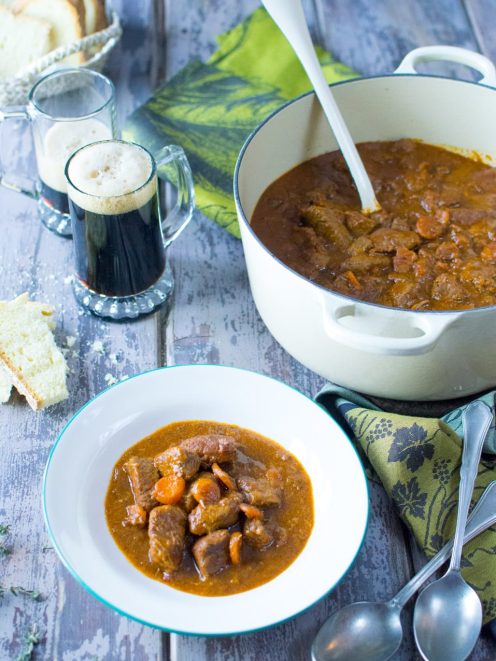 Spezzatino alla Guinness con bocconcini di manzo, carote e sugo scuro servito in piatto fondo