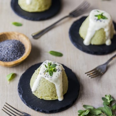 Flan di topinambur sformati con salsa bianca colante, semi di papavero e erbe aromatiche fresche