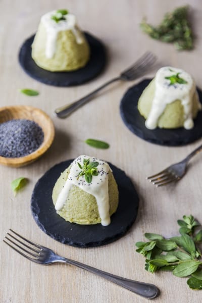 Flan di topinambur sformati con salsa bianca colante, semi di papavero e erbe aromatiche fresche