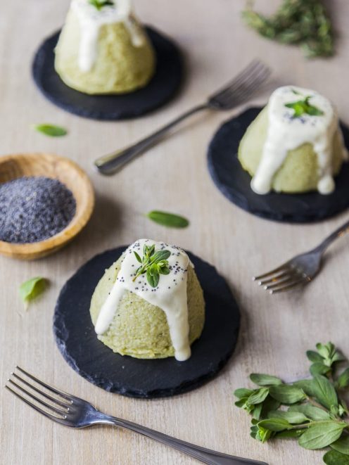 Flan di topinambur sformati con salsa bianca colante, semi di papavero e erbe aromatiche fresche