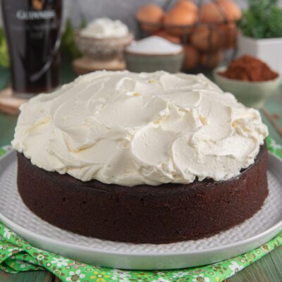 Guinness cake al cioccolato ricoperta da uno strato generoso di frosting alla panna