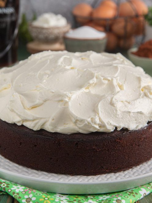 Guinness cake al cioccolato ricoperta da uno strato generoso di frosting alla panna