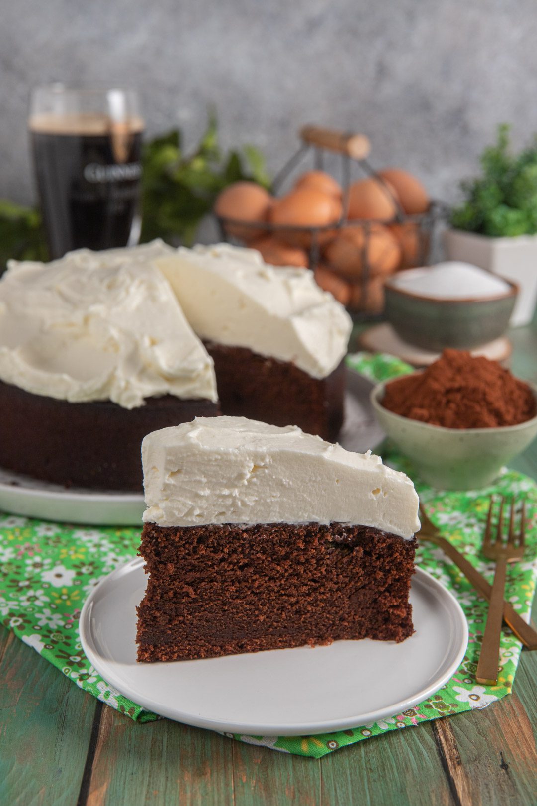 Fetta di Guinness cake al cioccolato con spesso strato di frosting alla panna