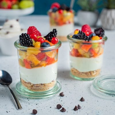Macedonia nel barattolo a strati con crema, frutta mista e more in cima