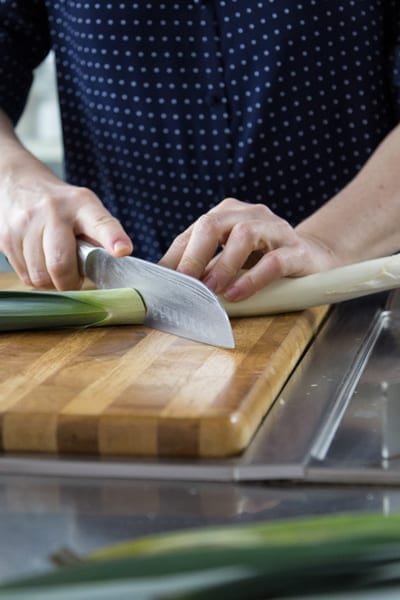 Come pulire i porri, per piatti aromatici e delicati