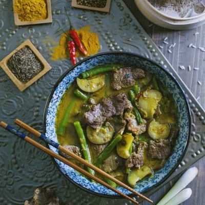 Curry giallo con manzo, fagiolini e zucchine in salsa speziata dorata