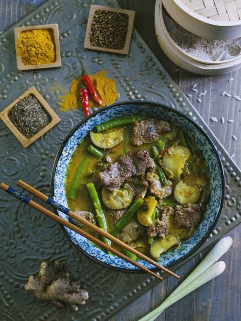 Curry giallo con manzo, fagiolini e zucchine in salsa speziata dorata