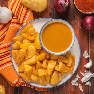 Patatas bravas con spicchi di patate fritte e salsa brava servita a parte