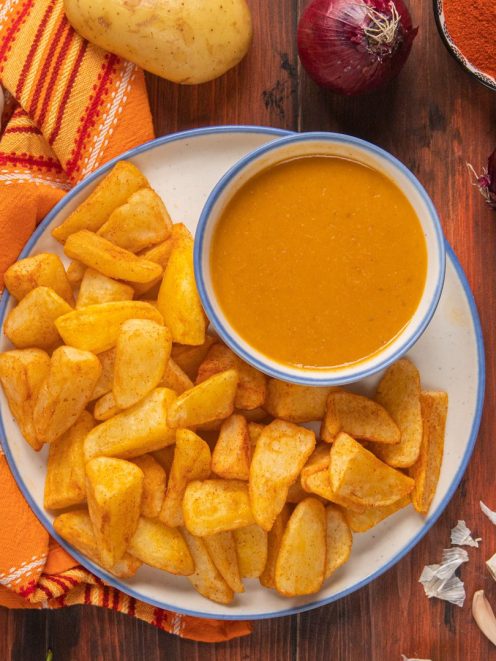 Patatas bravas con spicchi di patate fritte e salsa brava servita a parte