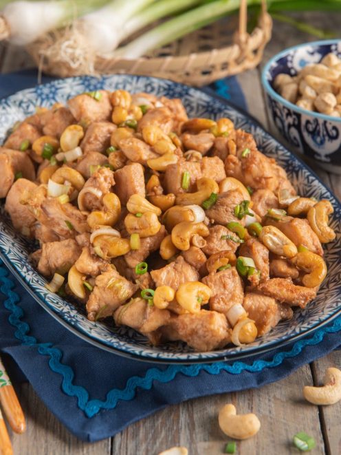 Pollo con anacardi saltato in padella, con cipollotti freschi e anacardi dorati