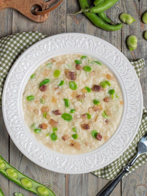 Risotto con fave, guanciale e pecorino cremoso, con fave fresche e cubetti di guanciale ben visibili