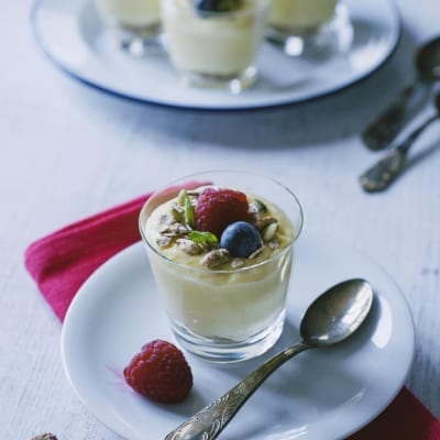 Coppetta di cream chiboust con lamponi, mirtilli e granola in bicchiere monoporzione