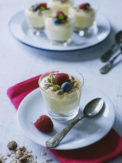 Coppetta di cream chiboust con lamponi, mirtilli e granola in bicchiere monoporzione