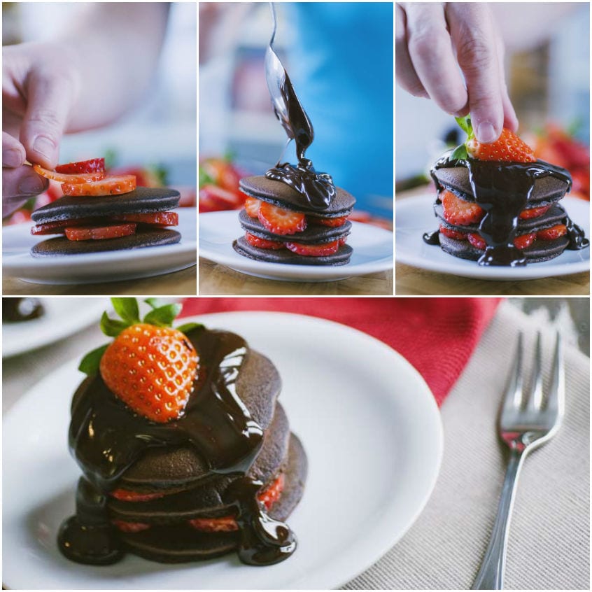 Pancakes al cacao impilati con fragole, ganache al cioccolato versata e fragola intera in cima