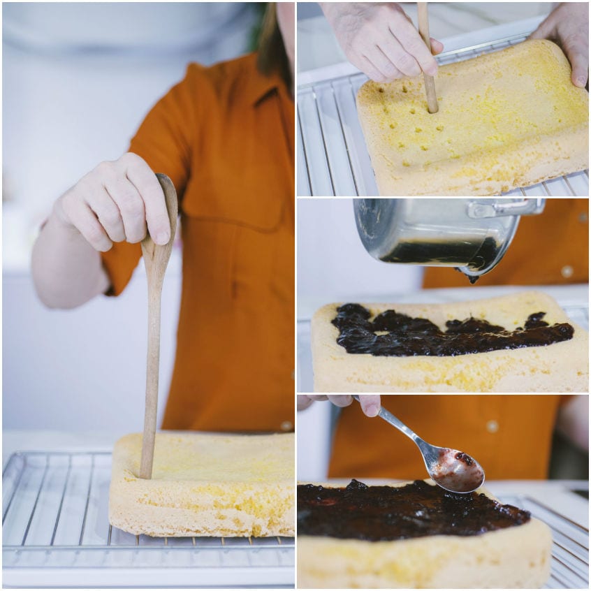 Fori praticati sul pan di spagna e confettura ai frutti di bosco spalmata sulla superficie della poke cake