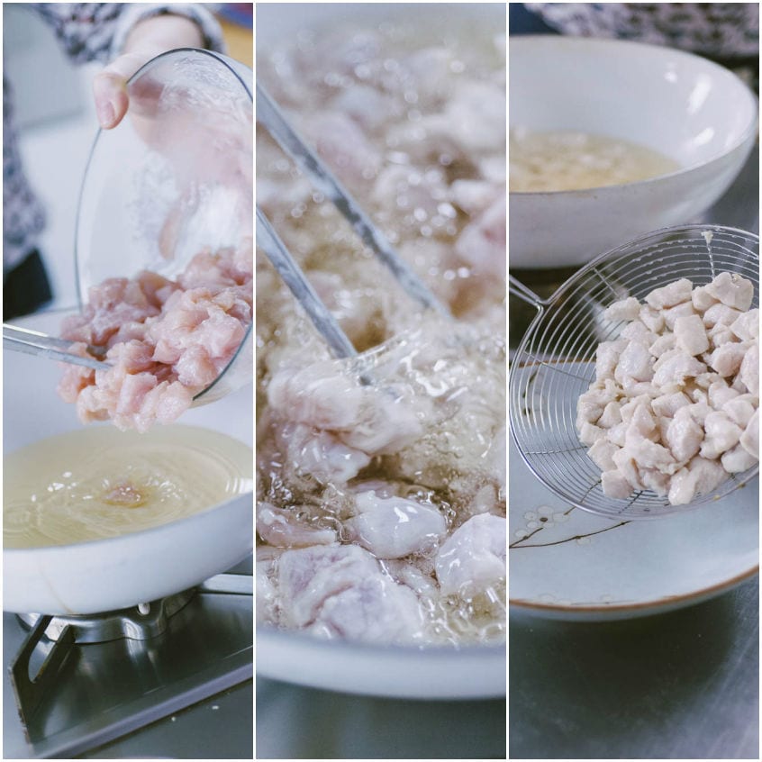 Bocconcini di pollo sbianchiti nell'olio caldo e scolati con il mestolo forato