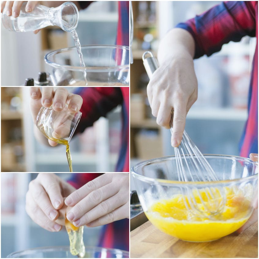 Acqua, olio e uova sbattuti con una frusta per preparare l'impasto degli spatzle