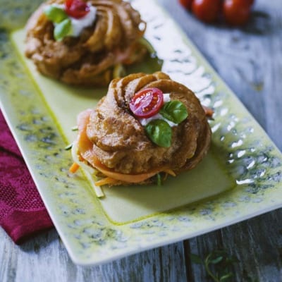 Zeppola di verdure fritta con pomodorino, mozzarella e foglie di basilico fresco