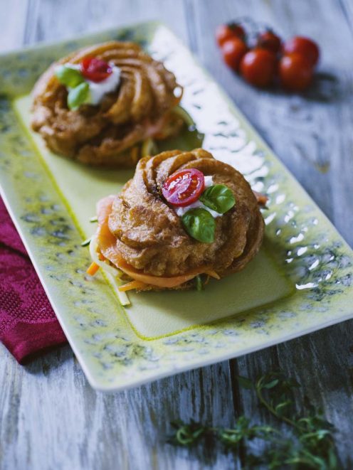 Zeppola di verdure fritta con pomodorino, mozzarella e foglie di basilico fresco