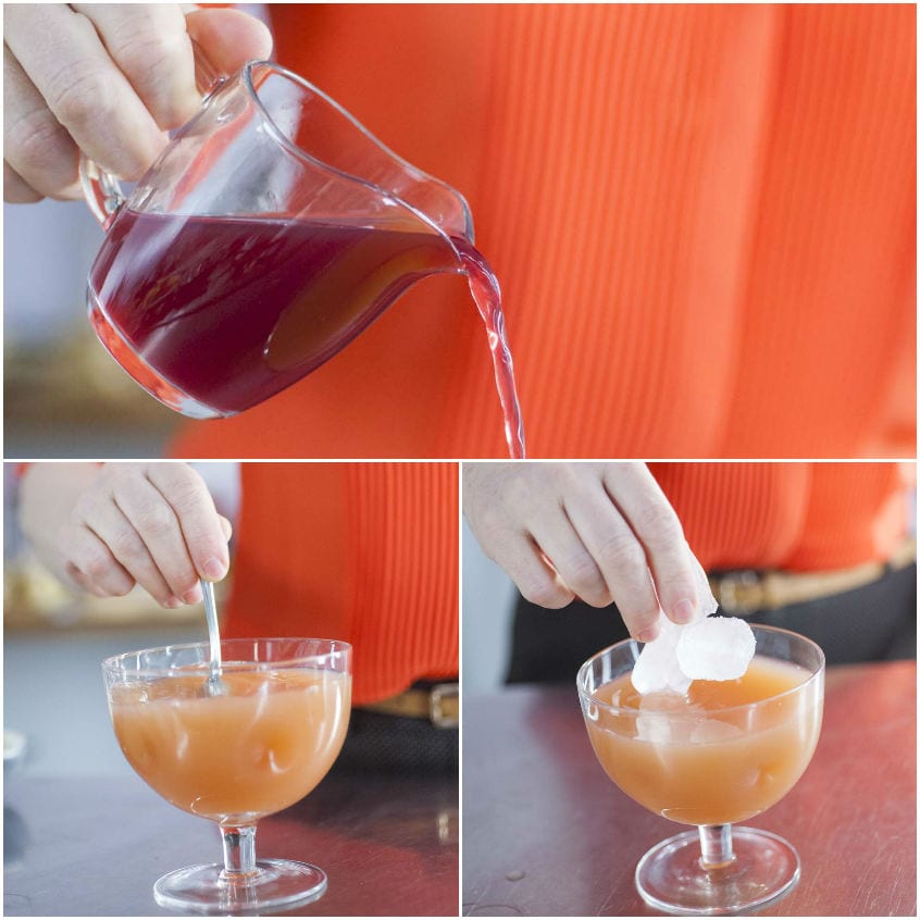 Succo di melograno versato nel bicchiere, poi mescolato e completato con cubetti di ghiaccio