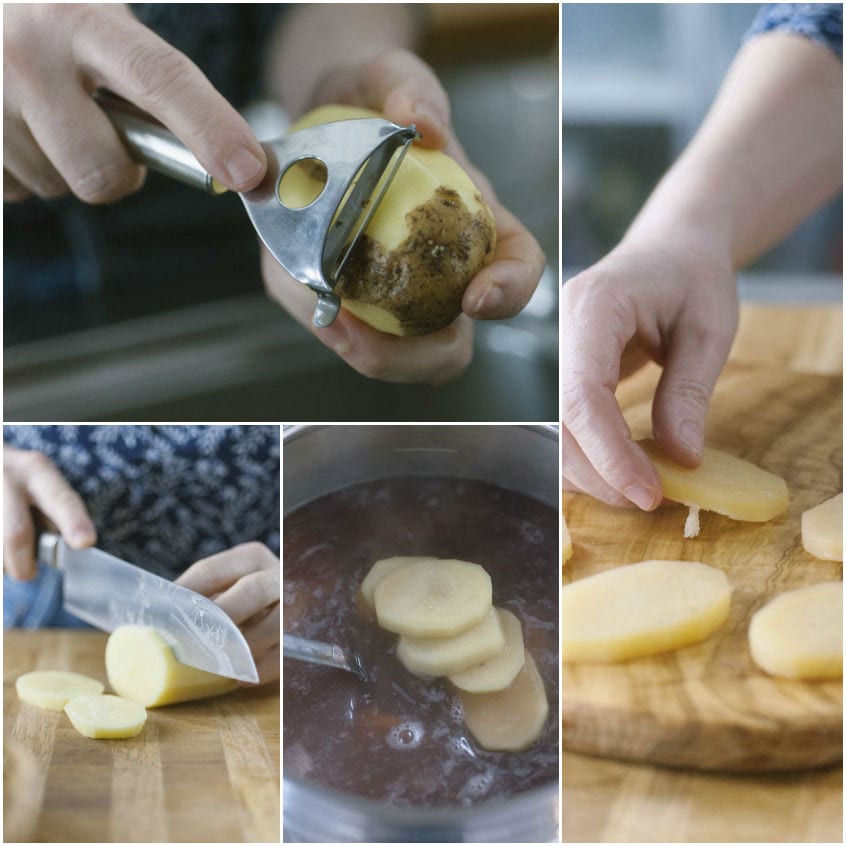 Patate pelate, tagliate a rondelle e immerse in acqua di cottura