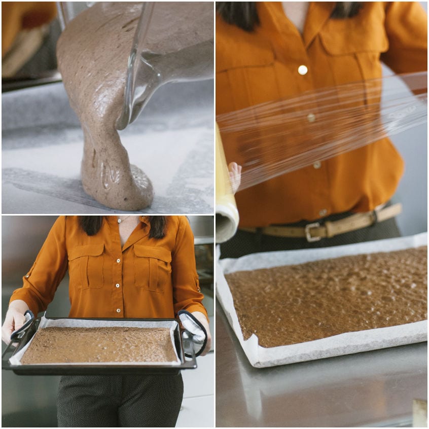 Impasto versato sulla teglia foderata, poi coperto con pellicola per mantenere l'umidità
