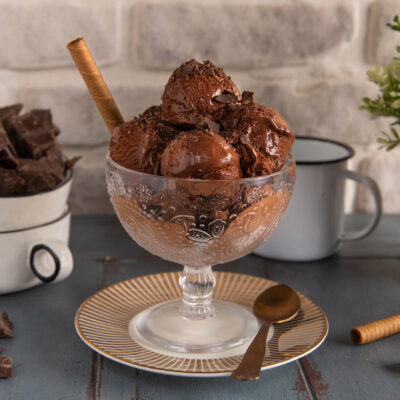 Gelato al cioccolato in coppa con scaglie di fondente e cialdina croccante