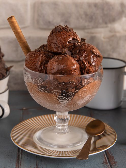 Gelato al cioccolato in coppa con scaglie di fondente e cialdina croccante