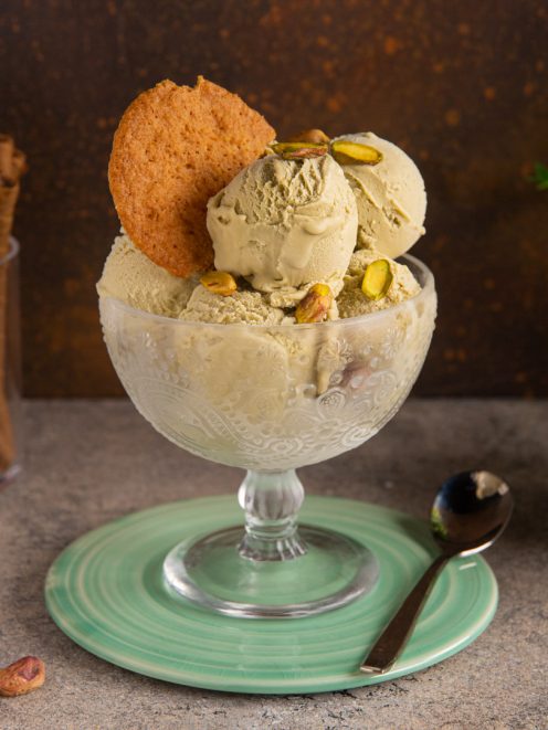 Gelato al pistacchio in coppa con granella di pistacchi e un biscotto croccante