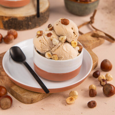 Gelato alla nocciola servito a palline con granella di nocciole tostate in superficie