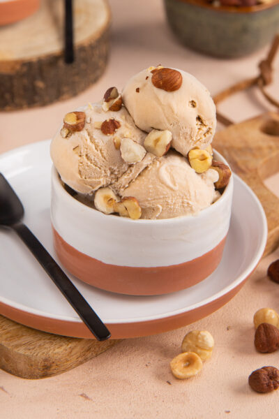 Gelato alla nocciola servito a palline con granella di nocciole tostate in superficie