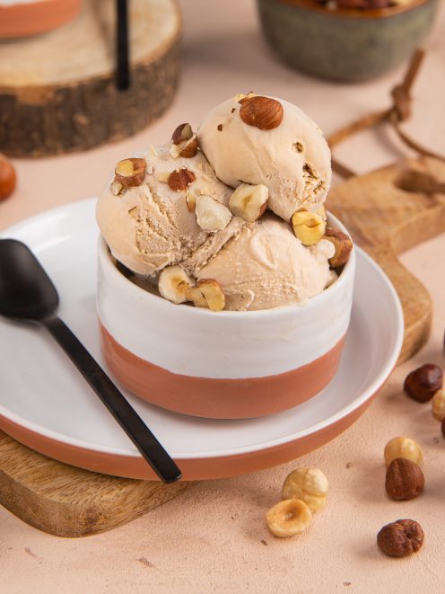 Gelato alla nocciola servito a palline con granella di nocciole tostate in superficie