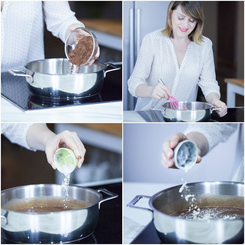 Cacao in polvere versato in pentola, poi mescolato con fruste e completato con zuccheri