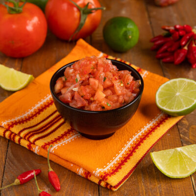 Salsa di pomodori messicana con pomodori a cubetti, peperoncini rossi e lime